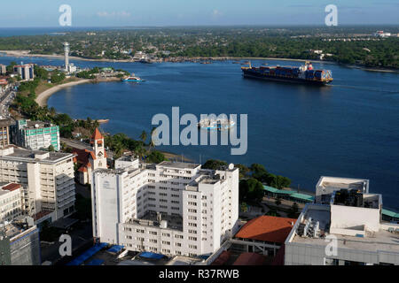 Tanzanie Daressalaam, bay et port maritime, PIL-conteneur de la voile à l'océan indien, en face de la cathédrale protestante Azania Front, construit au cours du temps colonial allemand Banque D'Images