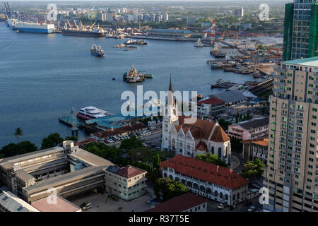 Tanzanie Daressalaam, bay et le port, en face de la cathédrale Saint Joseph catholique, construit au cours du temps colonial allemand, et le terminal des passagers Banque D'Images