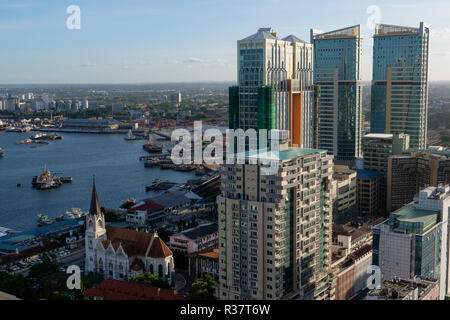 Tanzanie Daressalaam, bay et le port, en face de nouvelles vacances tower et catholique de la cathédrale Saint Joseph, construite pendant le temps colonial allemand Banque D'Images