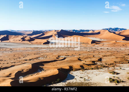Vue aérienne, Deadvlei et Hiddenvlei, Sossusvlei, Parc national du Namib-Naukluft National Park, Namibie Banque D'Images