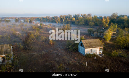 Maison abandonnée en forêt le matin Banque D'Images