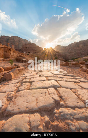 Ancienne voie romaine à côté de Ruines de Petra, ville nabatéenne de Pétra, près de Wadi Musa, Jordan Banque D'Images