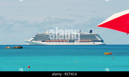 Great Stirrup Cay, Bahamas - 8 janvier 2016 : blanc de luxe ou de navires de croisière en paquebot de ligne de la mer turquoise de l'océan ou sur l'eau journée ensoleillée sur cadre idyllique, ciel bleu. Voyager, voyager. Vacances d'été Banque D'Images