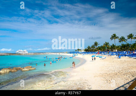 Great Stirrup Cay, Bahamas - 8 janvier 2016 : les gens se reposer sur la plage de sable blanc avec une mer turquoise ou l'océan et des chaises longues sur la journée ensoleillée sur ciel bleu. Vacances d'été. Tropical Resort. Paradise Banque D'Images