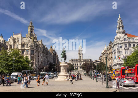 Porto, Portugal. Le 29 août 2014. Vue de l'Avenida dos Aliados, dans le centre de Porto, Portugal, un jour d'été avec les touristes, les gens et les voitures. Banque D'Images