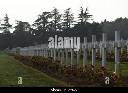 20 octobre 2018 - Douaumont, France : le cimetière de guerre monument de Douaumont, qui abrite les restes de 130 000 soldats, français et allemands, qui ont pris part à la Première Guerre mondiale. Il y a 15 000 traverse en dehors du monument avec les noms des soldats français qui sont morts dans les environs. La necropole et l'ossuaire de Douaumont, monument de l'ONU un imposant la mémoire des soldats ayant participe a la bataille de Verdun durant la Première Guerre mondiale. *** FRANCE / PAS DE VENTES DE MÉDIAS FRANÇAIS *** Banque D'Images