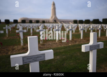 20 octobre 2018 - Douaumont, France : le cimetière de guerre monument de Douaumont, qui abrite les restes de 130 000 soldats, français et allemands, qui ont pris part à la Première Guerre mondiale. Il y a 15 000 traverse en dehors du monument avec les noms des soldats français qui sont morts dans les environs. La necropole et l'ossuaire de Douaumont, monument de l'ONU un imposant la mémoire des soldats ayant participe a la bataille de Verdun durant la Première Guerre mondiale. *** FRANCE / PAS DE VENTES DE MÉDIAS FRANÇAIS *** Banque D'Images