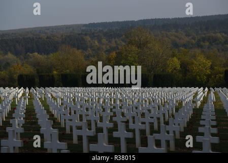 20 octobre 2018 - Douaumont, France : le cimetière de guerre monument de Douaumont, qui abrite les restes de 130 000 soldats, français et allemands, qui ont pris part à la Première Guerre mondiale. Il y a 15 000 traverse en dehors du monument avec les noms des soldats français qui sont morts dans les environs. La necropole et l'ossuaire de Douaumont, monument de l'ONU un imposant la mémoire des soldats ayant participe a la bataille de Verdun durant la Première Guerre mondiale. *** FRANCE / PAS DE VENTES DE MÉDIAS FRANÇAIS *** Banque D'Images