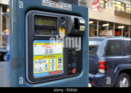 New York, USA-novembre 14,2012 : seulement le stationnement commercial Parking meter avec au fond une voiture. Banque D'Images