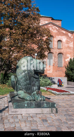 SOFIA, BULGARIE - le 5 octobre 2018 : la vue étonnante de Saint Sophia Church et le monument du Soldat inconnu à Sofia, Bulgarie Banque D'Images