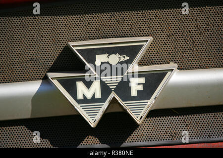 Un tracteur Massey Ferguson vintage sur l'affichage à un pays juste. England UK GO Banque D'Images