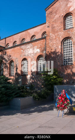 SOFIA, BULGARIE - le 5 octobre 2018 : la vue étonnante de Saint Sophia Church et le monument du Soldat inconnu à Sofia, Bulgarie Banque D'Images