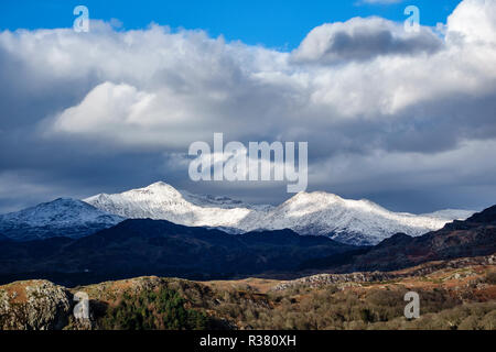 Le Parc National de Snowdonia, le Nord du Pays de Galles, Royaume-Uni. Vue sur le mont Snowdon, couverts de neige de la Plas Brondanw domaine près de Portmeirion Banque D'Images