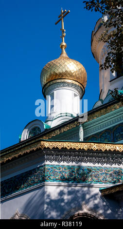 SOFIA, BULGARIE - le 5 octobre 2018 : la vue étonnante de dômes dorés de l'église russe à Sofia, Bulgarie Banque D'Images