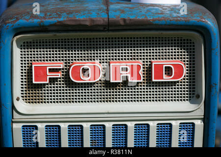 Un tracteur Ford vintage sur l'affichage à un pays juste. England UK GO Banque D'Images