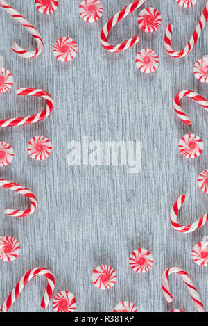 Image de Noël, des cannes de bonbon et de menthe bonbons swirl with copy space Banque D'Images