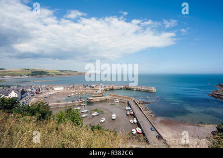 Avis de Stonehaven Harbour depuis une colline surplombant sur une agréable journée.. Banque D'Images