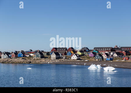 Maisons colorées à Qeqertarsuaq, Groenland Banque D'Images