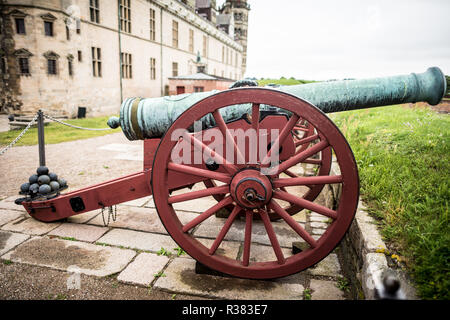 Helsingør, Danemark — des canons bordent les murs du château de Kronborg, pointant vers le détroit de Øresund. Ces fortifications défensives soulignent le rôle stratégique du château en tant que bastion maritime pendant la Renaissance. Connu sous le nom de château de Hamlet, Kronborg est un site classé au patrimoine mondial de l'UNESCO. Banque D'Images