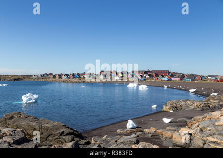 Bay et maisons colorées à Qeqertarsuaq, Groenland Banque D'Images