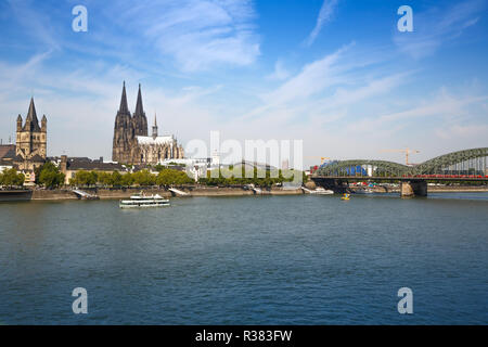 Cathédrale gothique catholique romaine, grande église Saint-Martin, gare principale et pont Hohenzollern à Cologne, Allemagne. Banque D'Images