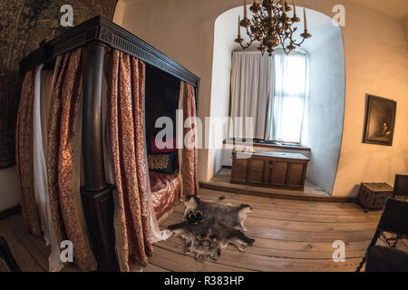 Helsingør, Danemark — la chambre du roi dans l’appartement royal du château de Kronborg est une pièce relativement petite, choisie pour sa facilité de chauffage par rapport aux chambres plus grandes. Connu sous le nom de château d’Hamlet, Kronborg est situé sur le détroit de Øresund, une route maritime clé entre le Danemark et la Suède, et date de la fin du XVIe siècle. Banque D'Images