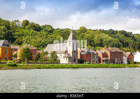 Maisons et église à Dinant, vue à partir de la Meuse en Belgique. Banque D'Images