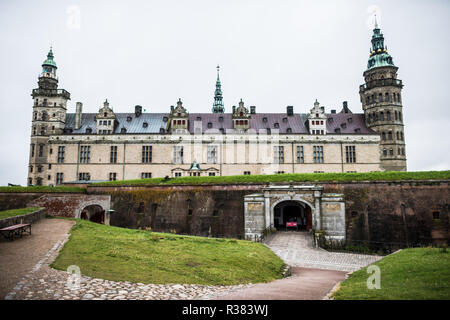 Helsingør, Danemark — les douves et les murs de défense extérieurs du château de Kronborg soulignent la conception stratégique de la forteresse et l'architecture de l'époque Renaissance. Situé sur l'étroit détroit de Øresund entre le Danemark et la Suède, le château a servi de bastion militaire vitale et de station de péage pour le commerce de la mer Baltique. Connu sous le nom de château d'Hamlet, Kronborg est un site classé au patrimoine mondial de l'UNESCO et l'un des châteaux les plus emblématiques de Scandinavie. Banque D'Images