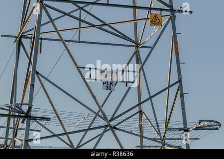 Un pylône de l'électricité en métal (UK) montrant des signes de danger. Également connu sous le nom d'une tour de transmission. Banque D'Images