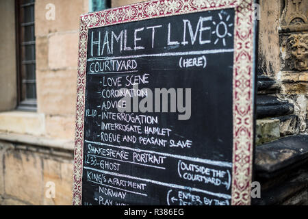 Helsingør, Danemark — Un tableau noir au château de Kronborg énumère des scènes du hameau de William Shakespeare et leurs emplacements dans le château où elles seront jouées pendant la journée. Connu sous le nom de château de Hamlet, ce site classé au patrimoine mondial de l’UNESCO offre des expériences culturelles immersives. Banque D'Images