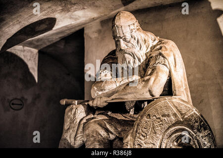 Helsingør, Danemark — la statue de Holger le Danois de Hans Peder Pedersen-Dan est située dans les casemates sous le château de Kronborg, célèbre pour sa relation avec Hamlet, pièce de William Shakespeare. Selon la légende danoise, Holger reste en sommeil, prêt à se réveiller pour protéger le Danemark en son heure de besoin. Le château de Kronborg, également connu sous le nom de château de Hamlet, se trouve sur un canal stratégique entre le Danemark et la Suède qui mène à la mer Baltique. Le château, construit à la fin du XVIe siècle, occupe le site de fortifications antérieures. Banque D'Images