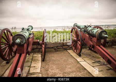 Helsingør, Danemark — des canons bordent les murs du château de Kronborg, pointant vers le détroit de Øresund. Ces fortifications défensives soulignent le rôle stratégique du château en tant que bastion maritime pendant la Renaissance. Connu sous le nom de château de Hamlet, Kronborg est un site classé au patrimoine mondial de l'UNESCO. Banque D'Images