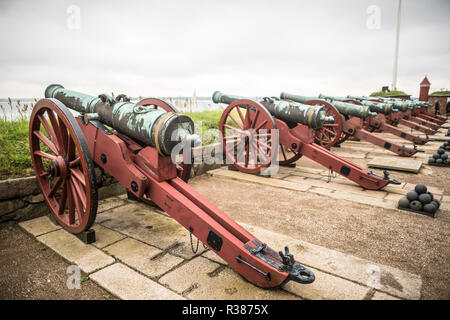 Helsingør, Danemark — des canons bordent les murs du château de Kronborg, pointant vers le détroit de Øresund. Ces fortifications défensives soulignent le rôle stratégique du château en tant que bastion maritime pendant la Renaissance. Connu sous le nom de château de Hamlet, Kronborg est un site classé au patrimoine mondial de l'UNESCO. Banque D'Images