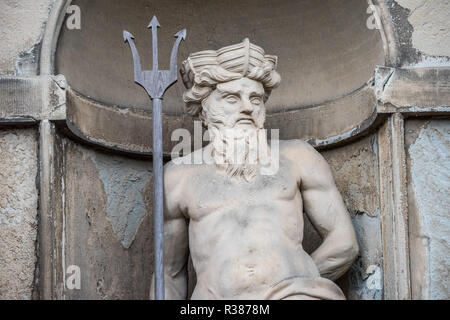 Helsingør, Danemark — Une statue de Neptune, le Dieu romain de la mer, orne les murs du château de Kronborg. Connue sous le nom de château d’Hamlet, la forteresse surplombe le détroit de Øresund, soulignant son lien historique avec la défense maritime et le commerce. Banque D'Images