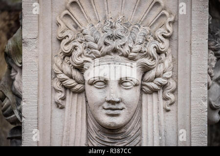 Helsingør, Danemark — sculptures et frises gravées dans les murs du château de Kronborg représentent des thèmes des arts dramatiques et de la musique. Ces œuvres de la Renaissance célèbrent l'héritage culturel et artistique de la cour royale danoise. Connu sous le nom de château de Hamlet, Kronborg est un site classé au patrimoine mondial de l'UNESCO. Banque D'Images