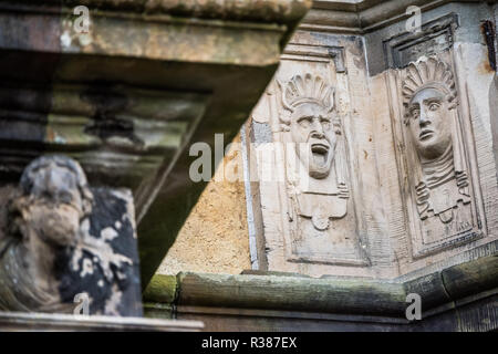 Helsingør, Danemark — sculptures et frises gravées dans les murs du château de Kronborg représentent des thèmes des arts dramatiques et de la musique. Ces œuvres de la Renaissance célèbrent l'héritage culturel et artistique de la cour royale danoise. Connu sous le nom de château de Hamlet, Kronborg est un site classé au patrimoine mondial de l'UNESCO. Banque D'Images