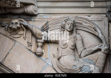 Helsingør, Danemark — sculptures et frises gravées dans les murs du château de Kronborg représentent des thèmes des arts dramatiques et de la musique. Ces œuvres de la Renaissance célèbrent l'héritage culturel et artistique de la cour royale danoise. Connu sous le nom de château de Hamlet, Kronborg est un site classé au patrimoine mondial de l'UNESCO. Banque D'Images