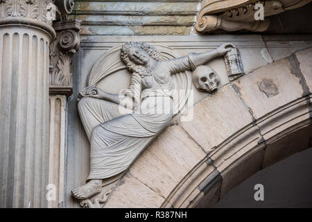 Helsingør, Danemark — sculptures et frises gravées dans les murs du château de Kronborg représentent des thèmes des arts dramatiques et de la musique. Ces œuvres de la Renaissance célèbrent l'héritage culturel et artistique de la cour royale danoise. Connu sous le nom de château de Hamlet, Kronborg est un site classé au patrimoine mondial de l'UNESCO. Banque D'Images