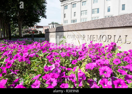 Mémorial de la guerre de Sécession afro-américaine Washington DC // WASHINGTON DC — le mémorial de la guerre de Sécession afro-américaine se trouve en bonne place dans le couloir U Street de Washington, DC, commémorant le service des 209 145 soldats afro-américains qui ont combattu pour l'Union pendant la guerre de Sécession. Le mémorial présente une sculpture en bronze intitulée « L'esprit de la liberté » de l'artiste Ed Hamilton, entourée par le mur d'honneur énumérant les noms de ceux qui ont servi. Des fleurs violettes fleurissent à la base du panneau de pierre marquant le site commémoratif. Dédié en 1998, le mémorial honore le Colo des États-Unis Banque D'Images