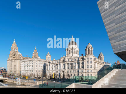 Les trois grâces à Pier Head depuis les marches du Musée de Liverpool, Liverpool, Merseyside, England, UK Banque D'Images