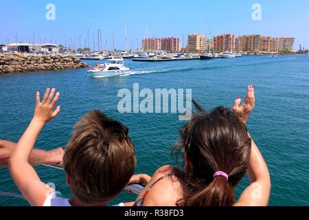 La Manga, Murcia, Espagne - 06 août 2018 : une femme et un garçon forme de la proue du Mar Menor ferry, pour un bateau de croisière le port de la Banque D'Images