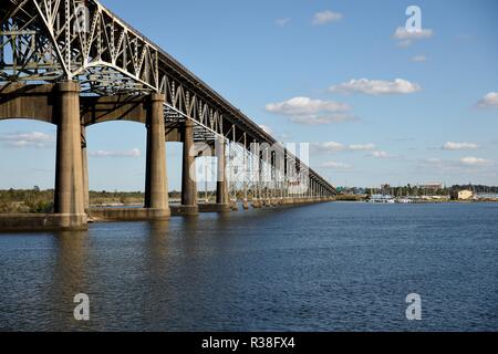 Pont Commémoratif De La Seconde Guerre Mondiale De La Rivière Calcasieu Reliant Le Lac Charles Et Westlake, Louisiane Banque D'Images