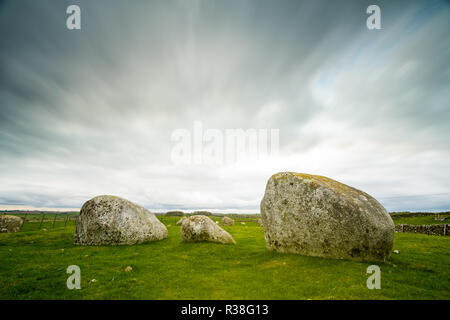 Une longue exposition photo d'Torhouse Stone Circle, Newton Stewart, Dumfries et Galloway, le sud de l'Écosse sous un ciel lourd et dramatique Banque D'Images