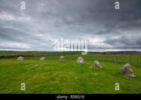 Le cercle de pierre Torhouse, Newton Stewart, Dumfries et Galloway, le sud de l'Écosse sous un ciel lourd et dramatique. Banque D'Images