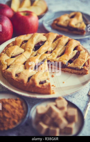 Tarte aux pommes délicieux gâteau avec un fruit frais et de sucre brun en poudre Banque D'Images