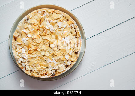 Maison fraîchement cuits au four tarte aux amandes gâteau de flocons sur jaune Banque D'Images