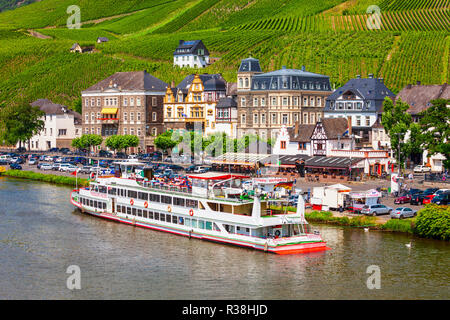 Bernkastel Kues aerial vue panoramique. Bernkastel-Kues est un célèbre centre viticole sur la Moselle, en Allemagne. Banque D'Images