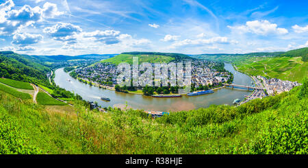 Bernkastel Kues aerial vue panoramique. Bernkastel-Kues est un célèbre centre viticole sur la Moselle, en Allemagne. Banque D'Images