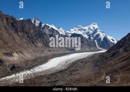 Drang-Drung Glacier (près de Pensi La) vu de la route entre Kargil et Padum, Jammu-et-Cachemire, l'Inde Banque D'Images