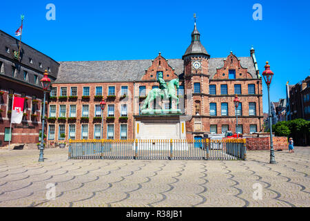 Rathaus ou old town hall est situé sur la place du marché en vieille ville vieille ville de Düsseldorf en Allemagne Banque D'Images